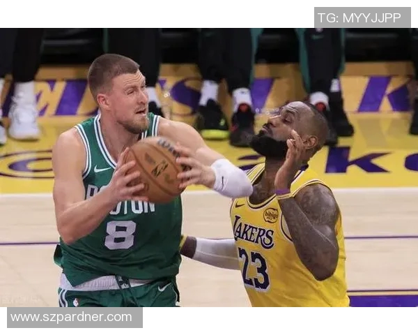 波尔津吉斯强势突破对手防线上演双手暴扣精彩瞬间